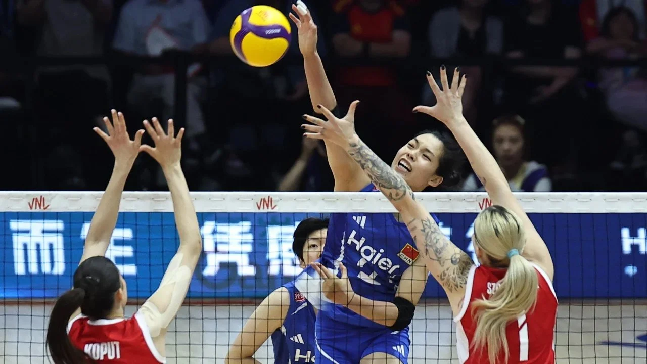从首败到连胜：中国女排VNL南京站战术变化及逆转波兰影响分析